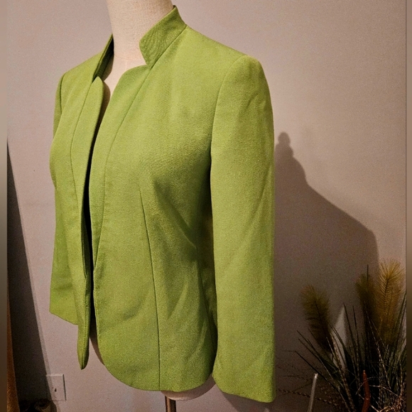 Beautiful Mid sleeve, Green Blazer 💚 - Picture 3 of 5
